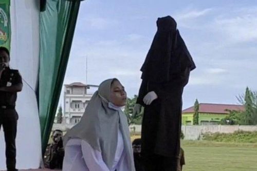 Indonesia: Bị phạt 100 roi vì quan hệ trước hôn nhân, cô gái ngất xỉu