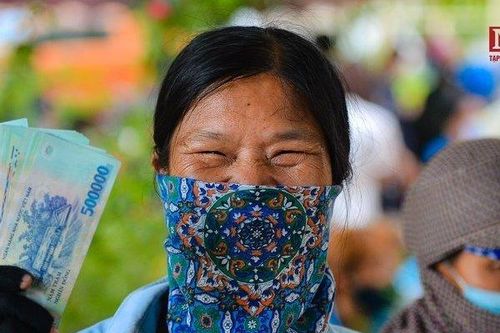 Nụ cười của công nhân thu gom rác khi nhận tiền lương sau 1 năm chờ đợi mòn mỏi