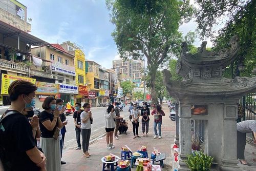Khi sĩ tử dâng hương bia 'Hạ Mã'