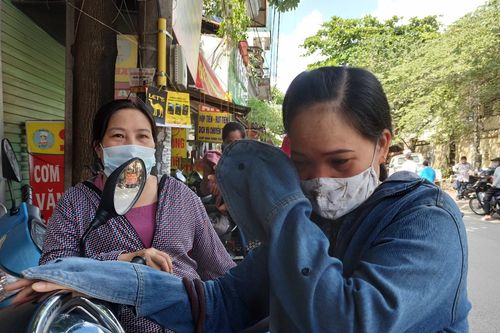 Tốt nghiệp THPT: Con vào trường thi, mẹ trào nước mắt