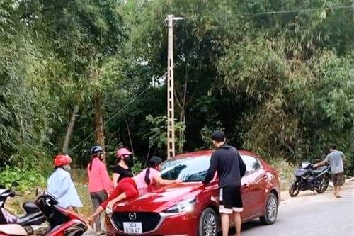 Xôn xao clip người phụ nữ nằm trên nắp ca pô, tài xế vẫn lái xe bỏ chạy