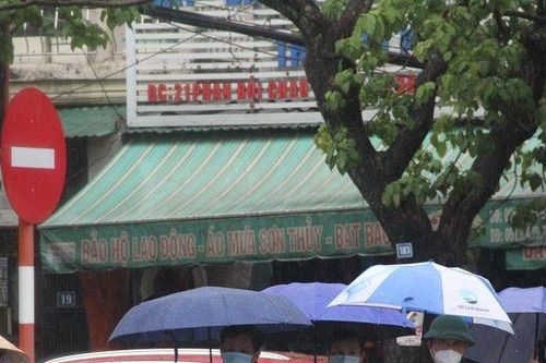 Xúc động hình ảnh phụ huynh đội mưa chờ con làm bài thi