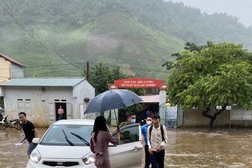 Sơn La: Trưởng Công an xã kịp hỗ trợ thí sinh đến trường thi 5 phút trước giờ bóc đề