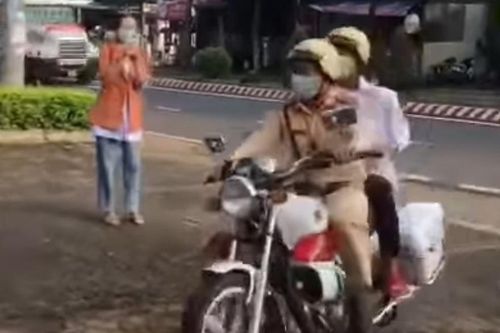 Nam sinh quên bản đồ Atlat, được CSGT 'giải cứu' trước giờ thi