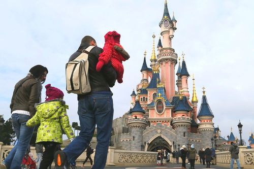 Bà mẹ bị 3 bảo vệ mắng vì cho con bú ở Disneyland