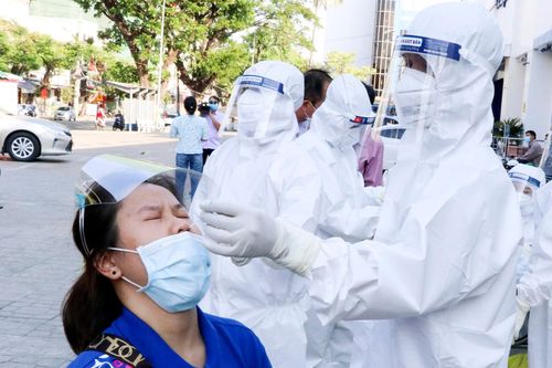 Nữ tiểu thương tự mua dụng cụ test nhanh Covid-19