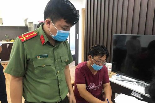 Bắt Phó Chủ tịch Hội người Hàn miền Trung vì liên quan vụ án 'Tổ chức cho người khác nhập cảnh Việt Nam trái phép'.