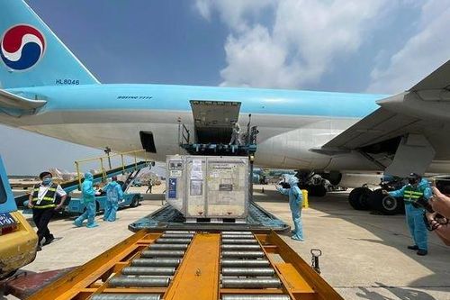 Hình ảnh 580 nghìn liêu vắc xin AstraZeneca về sân bay Tân Sơn Nhất