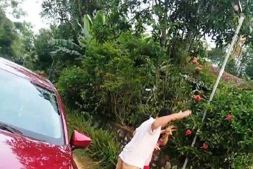 Vụ bám trên nắp ca-pô đánh ghen: Công an triệu tập 2 vợ chồng