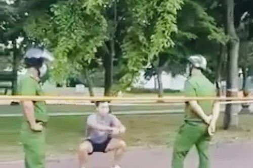 Thanh niên thản nhiên tập thể dục trước mặt công an khi đang giãn cách