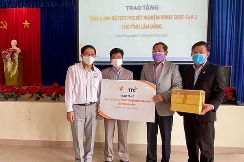 Hội Doanh nghiệp trẻ Việt Nam và Tập đoàn TTC tặng Lâm Đồng 2.000 bộ test PCR xét nghiệm SARS-CoV-2