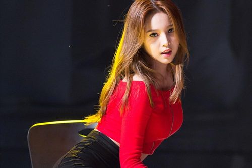 Nhóm nhạc nữ đi hát 6 năm không lương, bị cấm vì phản cảm