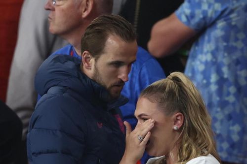 Bà xã bật khóc nức nở, Harry Kane 'miễn cưỡng' nhận huy chương
