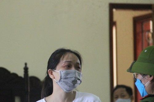 Hotgirl bật khóc tại tòa xin bố và gia đình đừng bỏ rơi mình