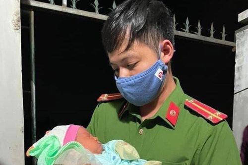 Hà Nội: Tìm kiếm người thân cho bé trai sơ sinh bị bỏ rơi trong đêm
