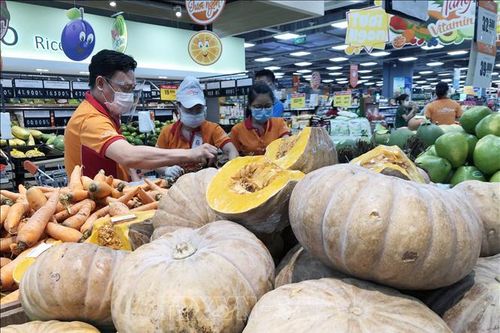 Người dân TP Hồ Chí Minh chọn siêu thị khi hàng chợ tăng giá
