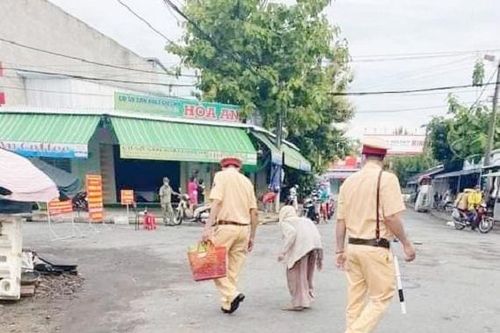 Hành động 'đốn tim' cộng đồng mạng của 2 cán bộ CSGT Cần Thơ giữa đại dịch COVID-19