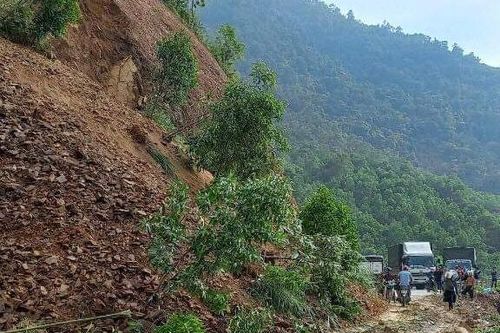 Hà Giang: Sạt lở trên quốc lộ 4C, giao thông ùn tắc cục bộ