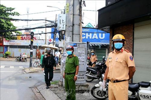 Nhiều cán bộ công an, người dân phải đi cách ly sau khi bắt tử tù mắc COVID-19