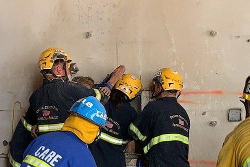 Giải cứu thành công người phụ nữ khỏa thân bị mắc kẹt giữa hai tòa nhà