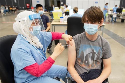 Canada vượt Mỹ về tỷ lệ dân số tiêm đủ liều vaccine phòng COVID-19