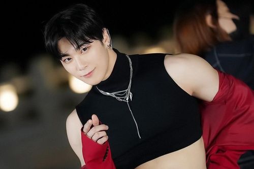 Thấy gì từ xu hướng mặc crop top và váy của những ca sĩ nam?