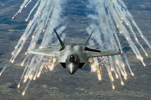 Huy động một đàn F-22 Raptor, Mỹ rằn mặt cùng lúc cả Nga, Trung
