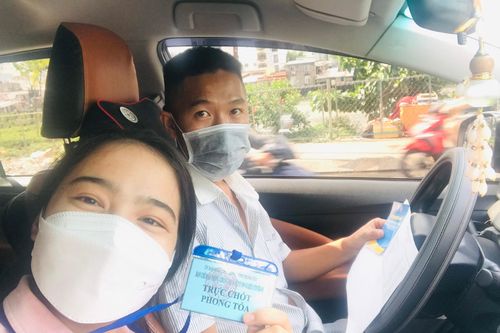 Vợ rủ chồng đi làm tình nguyện viên chống dịch ở TP.HCM