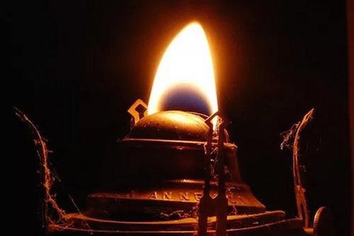Kỳ bí ngọn đèn cháy ngàn năm không tắt trong mộ cổ