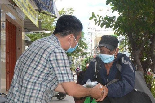Những hộp cơm nghĩa tình ngày giãn cách ở phố biển Nha Trang