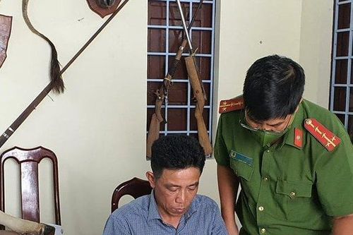 Bắt trưởng trạm kiểm lâm 'nhận hối lộ', cho lâm tặc khai thác gỗ