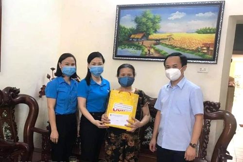 Công đoàn Viên chức tỉnh thăm, tặng quà gia đình cán bộ chủ chốt là con thương binh, liệt sỹ