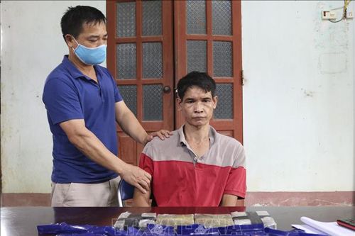 Bắt đối tượng mua bán trái phép 4 bánh heroin và 6.000 viên ma túy tổng hợp