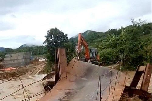 Nước lũ cuốn phăng cầu tạm tại huyện biên giới Thanh Hóa