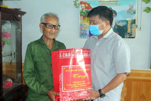 Thăm, tặng quà các gia đình chính sách nhân dịp 27/7