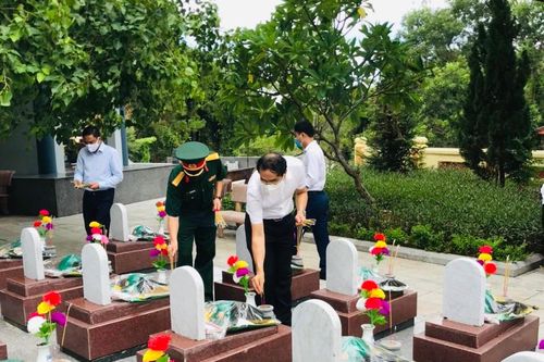 Đoàn đại biểu tỉnh Lào Cai dâng hương viếng Nghĩa trang Liệt sỹ quốc gia Trường Sơn