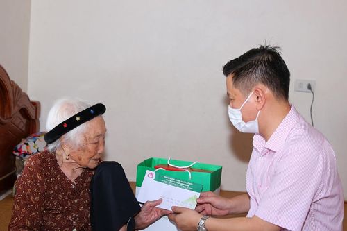 Ngân hàng CSXH Ninh Bình thăm, tặng quà Mẹ Việt Nam anh hùng