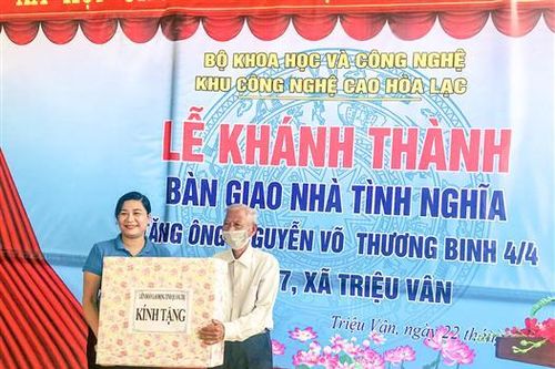 Bàn giao 2 nhà tình nghĩa cho gia đình chính sách