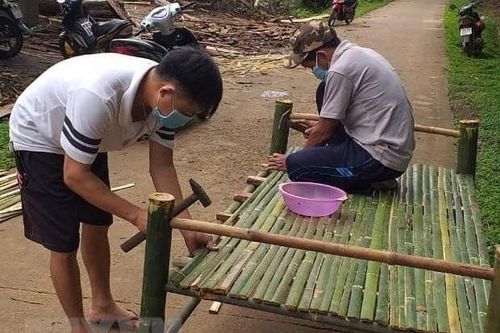 Đồng bào S'tiêng làm giường tre tặng khu cách ly phòng, chống dịch