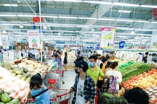 Kệ hàng siêu thị đầy ắp, bán bình ổn giá ngày đầu Hà Nội giãn cách xã hội