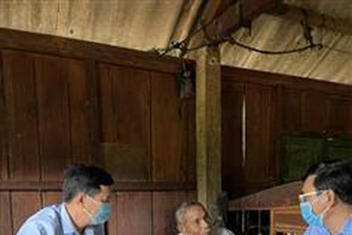 Phó Chủ tịch Thường trực HĐND tỉnh Lê Quang Chiến thăm, tặng quà người có công cách mạng