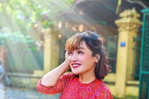 Nhan sắc đời thường duyên dáng của bà Bích khác hẳn trên phim 'Hương vị tình thân'