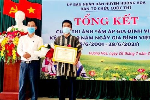 Hướng Hóa: Trao giải cuộc thi ảnh 'Ấm áp gia đình Việt'