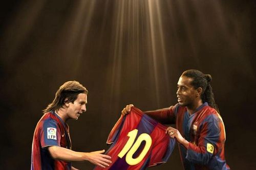 Ronaldinho mong Barca treo áo số 10 để vinh danh Messi