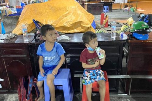 Anh trai 8 tuổi dắt theo em 6 tuổi đi bộ từ Hậu Giang lên Cần Thơ tìm cha