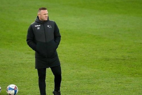 Rooney xoạc bóng khiến học trò chấn thương nặng