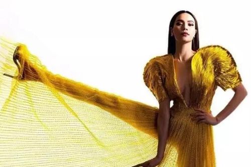 Cùng pose một dáng: Hà Hồ sang chảnh - Thu Minh kém duyên