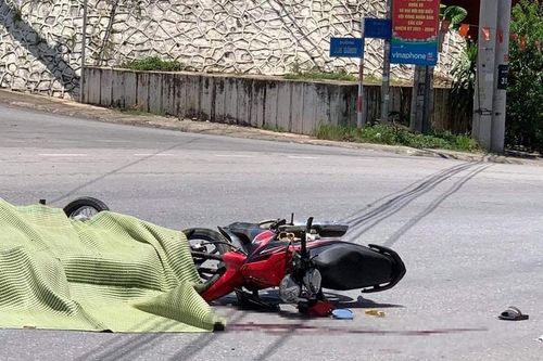 Hai xe máy tông trực diện khiến 3 người thương vong