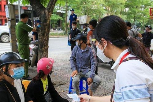 Ra đường mua điện thoại, 2 cô gái bị phạt 4 triệu
