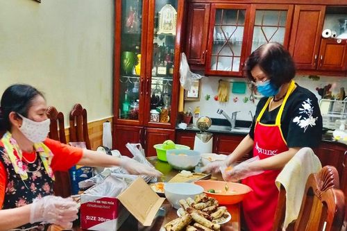 Hà Nội: Ấm lòng những suất cơm nghĩa tình giữa mùa dịch